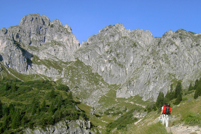 Hüttenwanderung - Seen, Moore und Berge