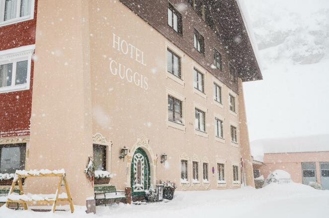 Hotel Guggis Zürs im Winter - Außenbereich