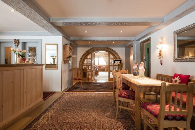 Hotel Guggis Zürs - Rezeption-Eingangsbereich