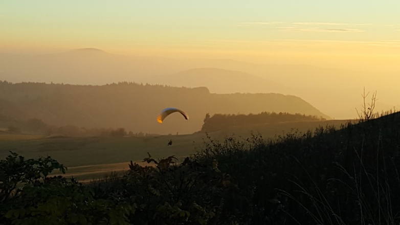 Sonnenuntergang mit Paraglider auf der Wasserkuppe