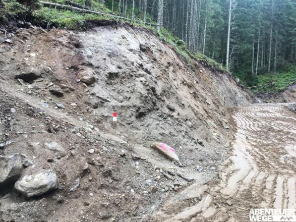 1.80 km - Steil links bergauf abbiegen und der rot-weißen Markierung folgen.