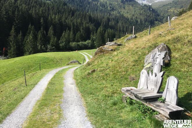 3.30 km - Geschottertem Fahrweg vorbei an Holzbank weg von Fundner Heimalm folgen.