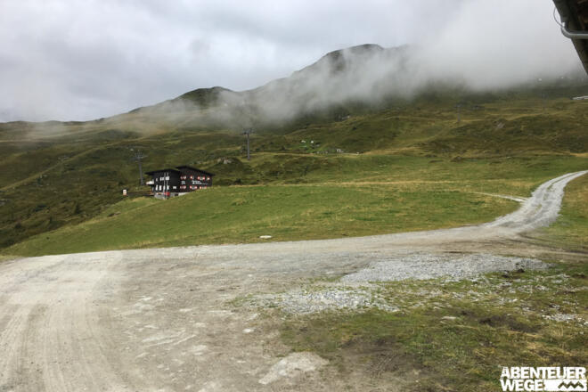 1.20 km - Rechts abbiegen und dem Wegverlauf folgen.