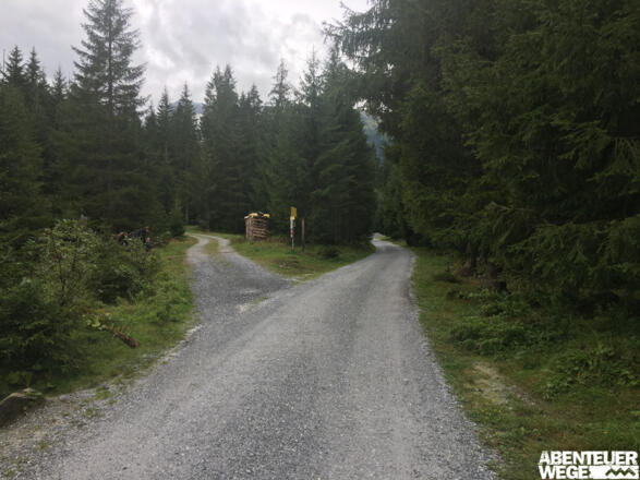 0.90 km - Links abbiegen und Fahrweg folgen ("Schattbachalm").