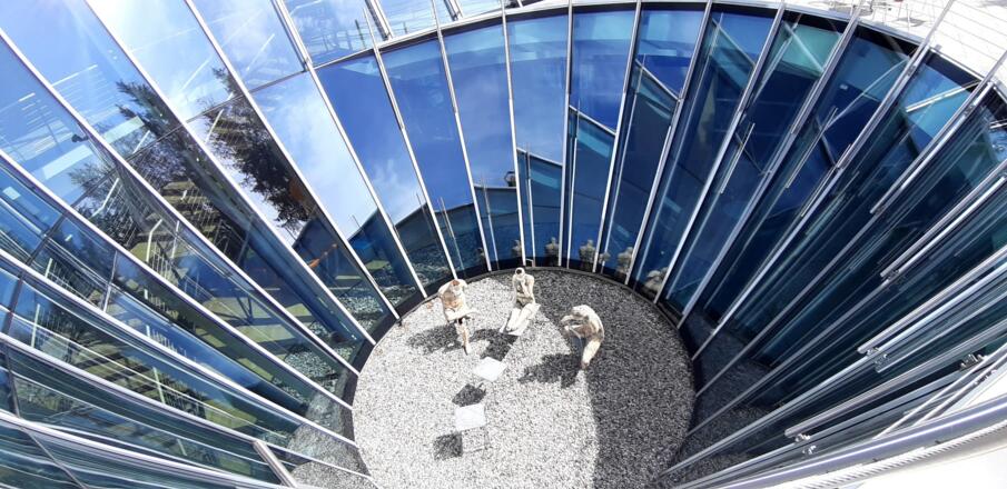 Denkerstatuen beim Congress Centrum Alpbach