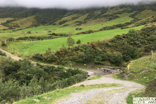 5.20 km - Bach geradeaus überqueren und danach Wegverlauf folgen.