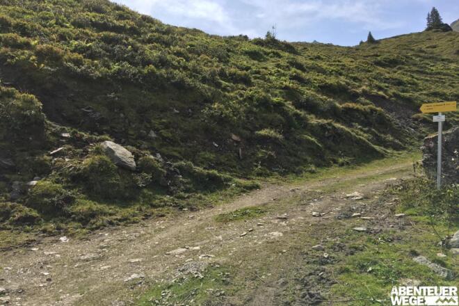 6.30 km - Am Wegweiser nach links auf kleinen unscheinbaren Pfad (rot-weiße Markierung) abbiegen.