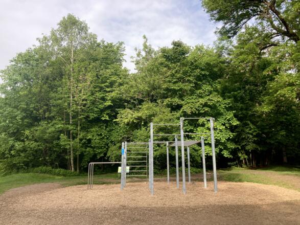 Seitlicher Blick auf Outdoor Gym Klettertower