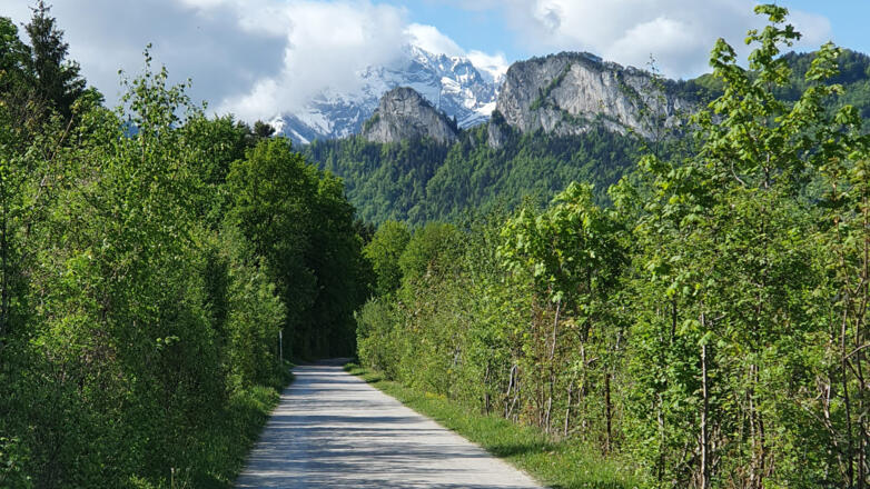 Tauernradweg mit Blick auf die Barmsteine