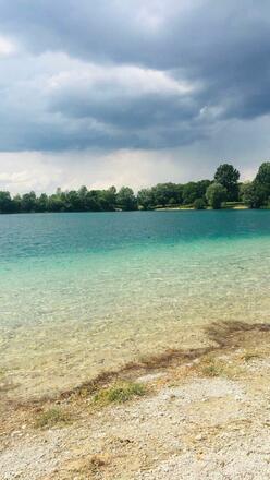 kristallklares türkises Wasser des Echinger Sees