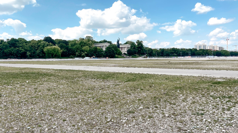 Blick von der Theresienwiese auf die Bavaria und die Ruhmeshalle