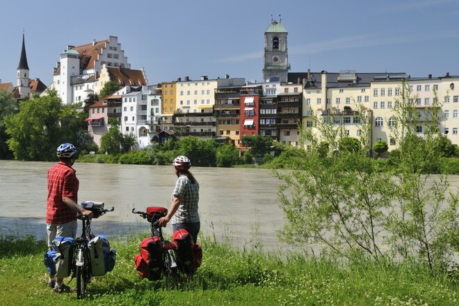 Radler vor Wasserburg am Inn