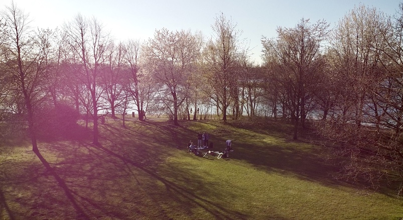 Dank den ausgeschilderten Grillplätzen auf der Wiese steht dem Grillabend mit Freunden oder Familie nichts mehr im Weg.