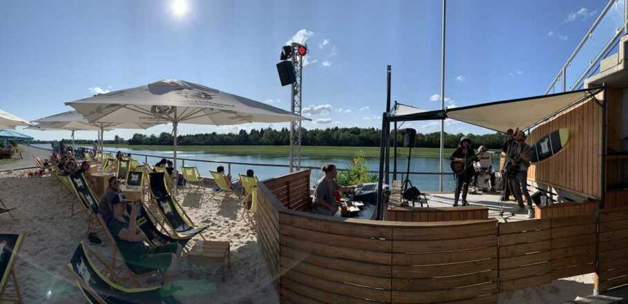 Sitzbereich des Munich Beach Resorts mit Ausblick auf Regattastrecke