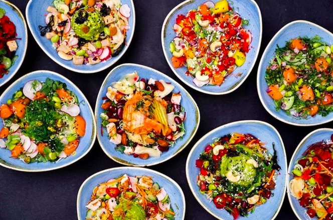 Verschiedene bunte Bowls von Fishbowl Poké