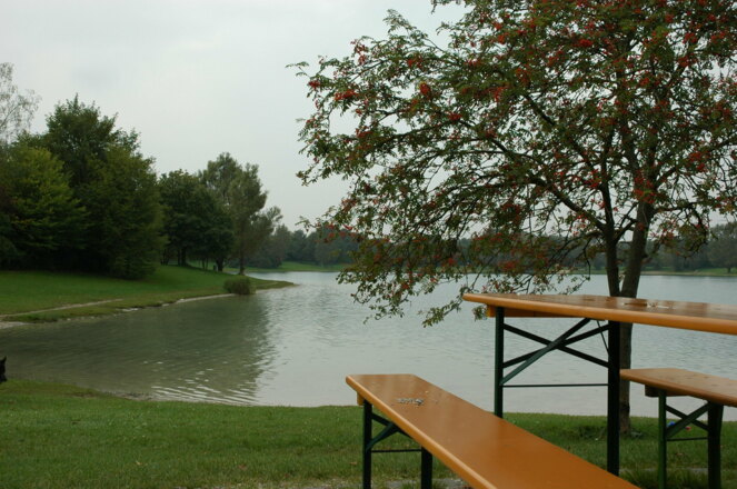 Der Feringasee ist ein  stadtnaher Badesee mit Gasthof und Beach-Volleyball-Feld.
