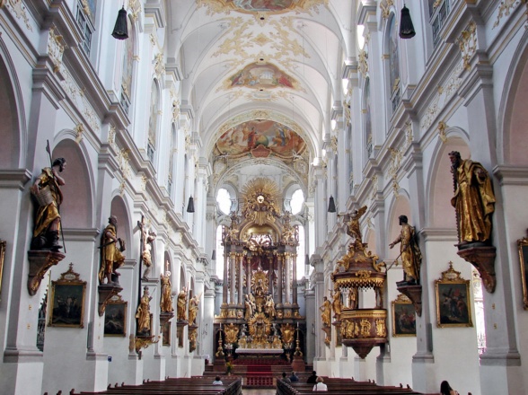 St. Peter Kirche innen mit barockem Hochaltar