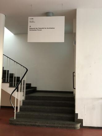 Treppe zum Café Vorhoelzer im vierten Stock