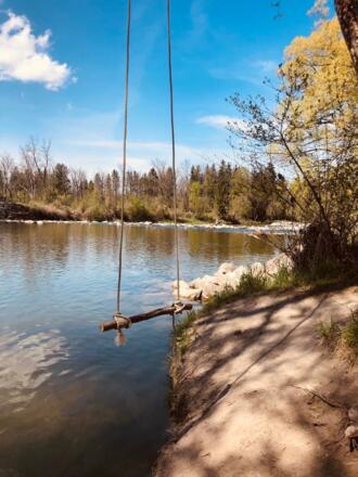 Schaukel an der Schwelle bei der Isar in Ismaning