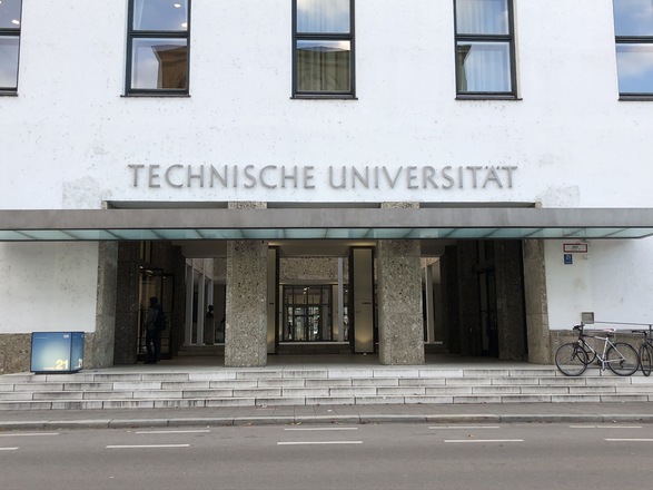 Technische Universität München: Eingang zum Café Vorhoelzer