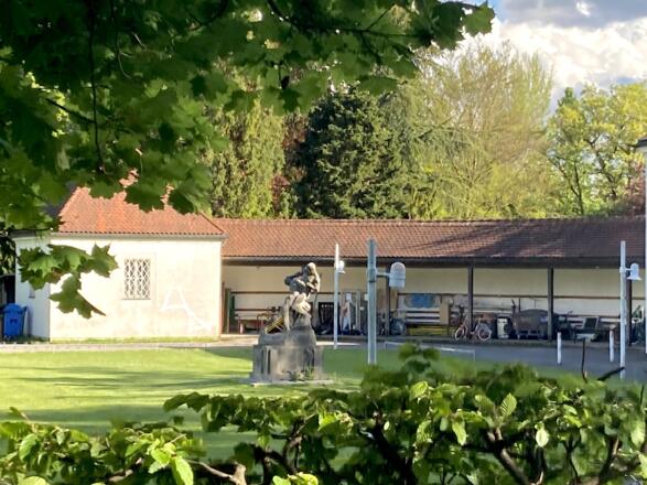 Skulptur vor den Gebäuden der Sportanlage an der Sachsenstraße