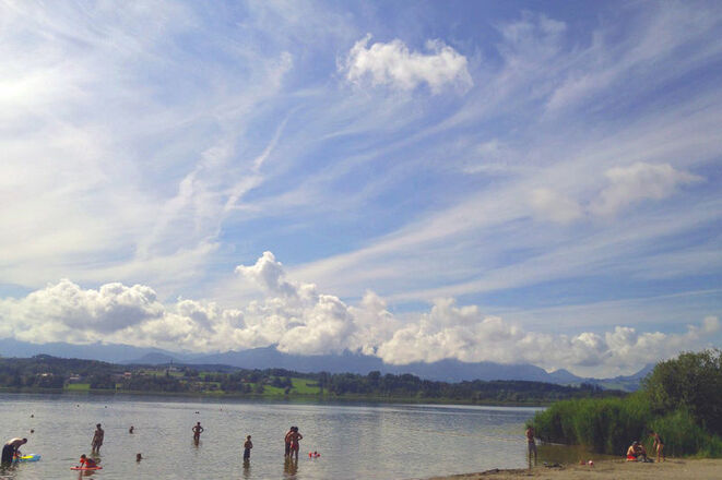Simssee mit Badegästen