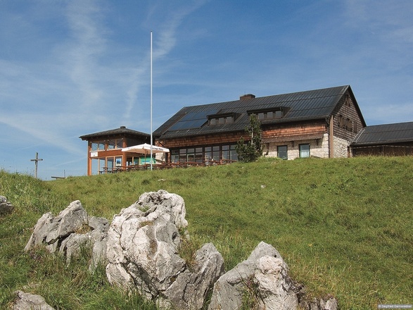 Eine zünftige Einkehr im Hochrieshaus sollte man sich nicht entgehen lassen.
