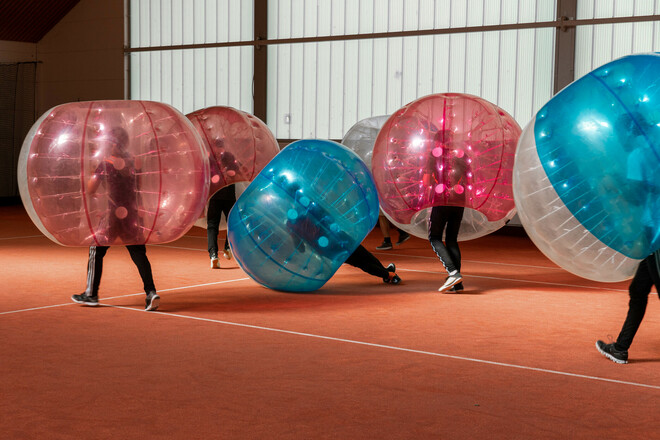 Bubble-Soccer in der Tennishalle