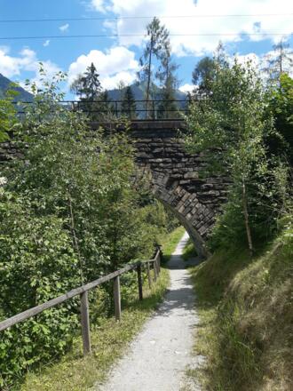 Onder de treinweg door