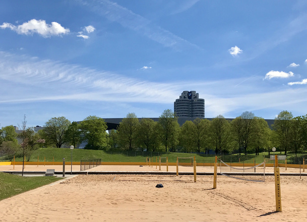 Beachvolleyballanlage seitlich mit Blick auf den BWM Vierzylinder im Hintergrund