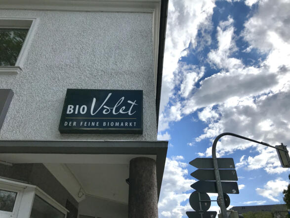 Frontalansicht vom Hauseck, an dem sich BioVolet befindet