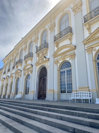 Der Eingang zum neuen Schloss