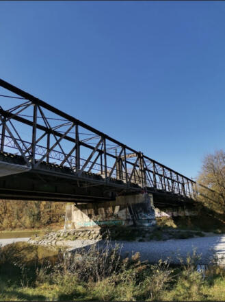 Braunauer Eisenbahnbrücke mit Kiesbett und Isar darunter