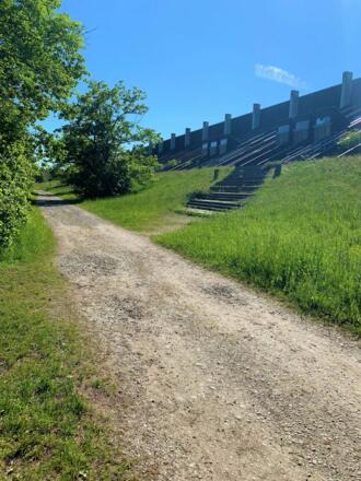 Weg zur Ruderregattastrecke über die Tribüne