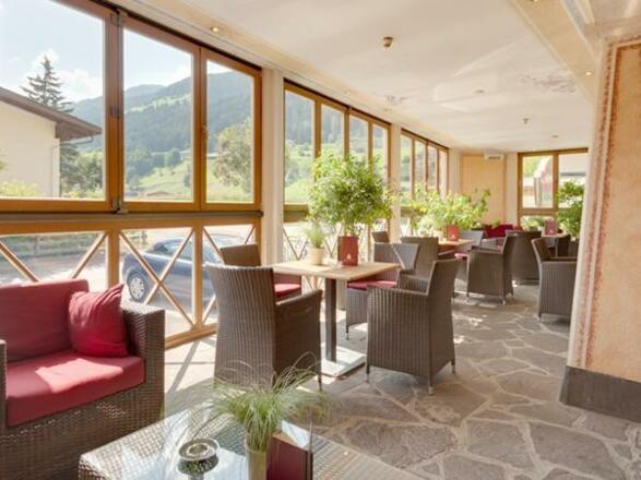 Hotel Tirolerhof Fulpmes überdachte Terrasse