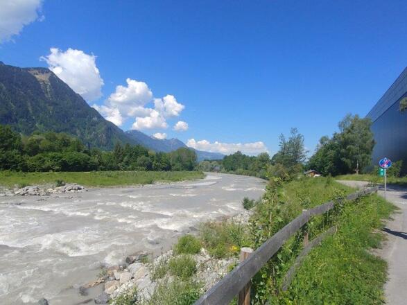 Radweg_entlang_der_Ill_bei_Bludenz_Richtung_Nüzide