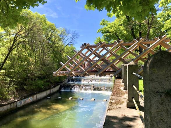 Kunstinstallation über die Isar in der Nähe der Praterinsel