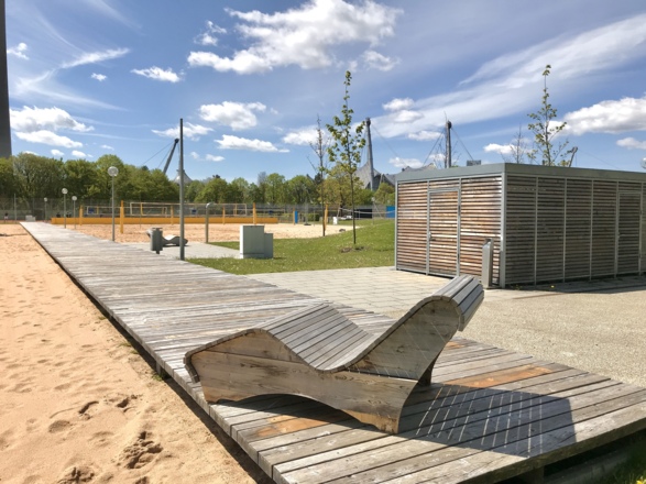 Beachvolleyballanlage mit Liegemöglichkeit