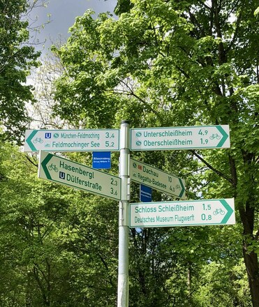 Wegweiser zum Schloss Schleißheim