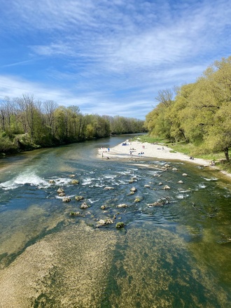 Blick von der Isarbrücke auf die Kiesbank