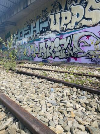 Graffiti auf den alten Bahnhofsmauern