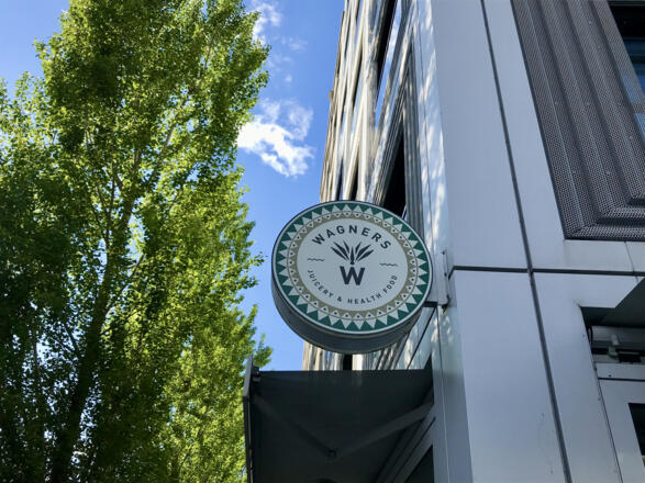 Blick auf Wagners Logo von Erhardtstraße aus