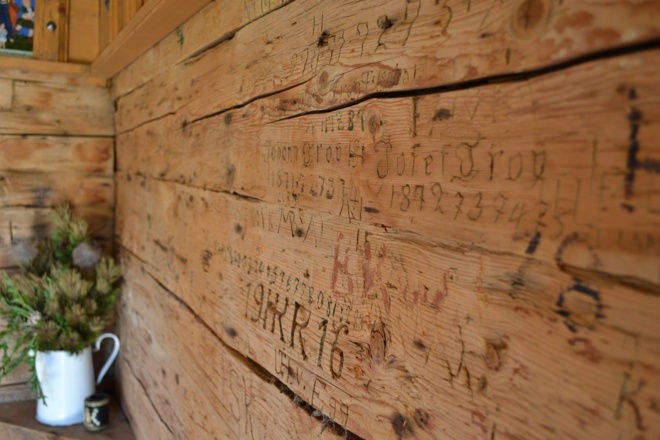 Innenraum der Kapelle aus Holzbalken der ehemaligen Hütte