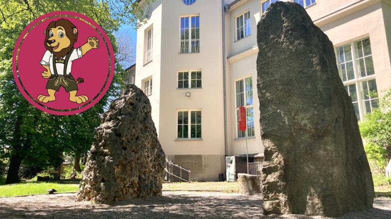 Boulderfelsen im Garten des Alpinen Museum mit Maskottchen