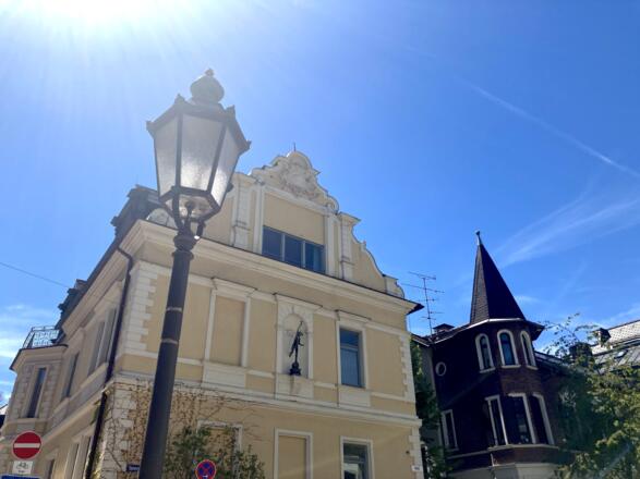 Detailbild Altbauten in Schwabing mit alter Laterne