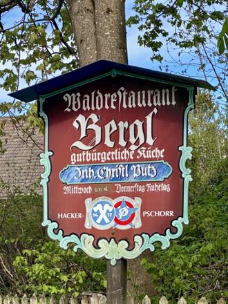 Beschilderung zum Waldrestaurant Bergl