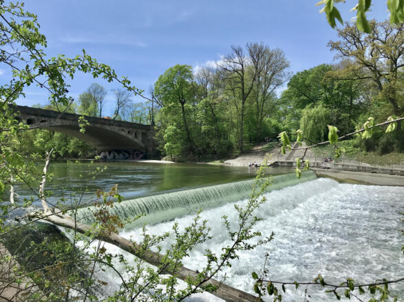 Seitlicher Blick auf Isar und Fischtreppe