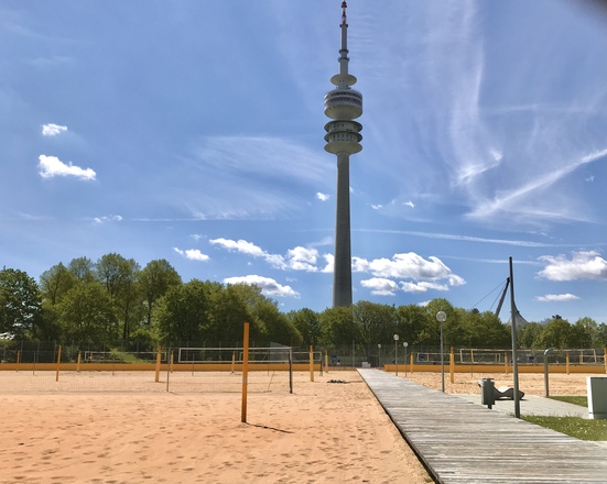 Beachvolleyballanlage frontal mit Blick auf den Olympiaturm im Hintergrund