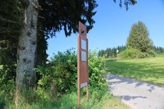 Stele am Wegesrand bei Schwarzenberg