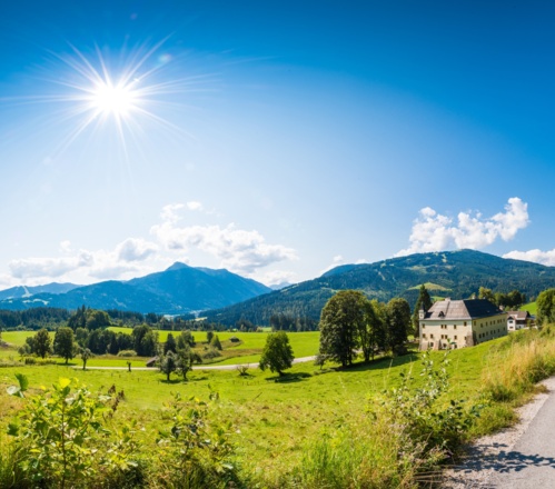 vorbei am Schloss Höch